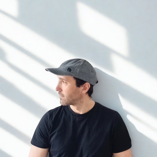 Gorra Grande Dad Hat Gris Oscuro - Free Heads