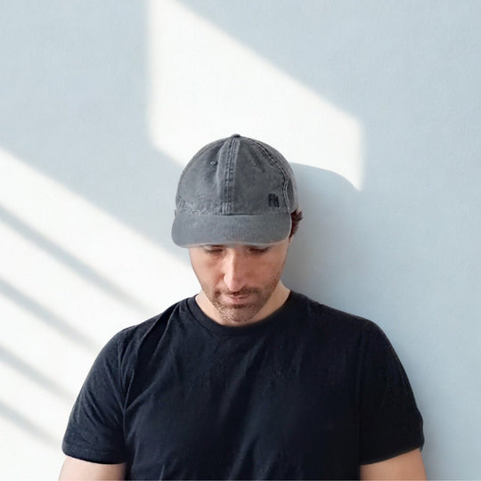 Gorra Grande Dad Hat Gris Oscuro - Free Heads